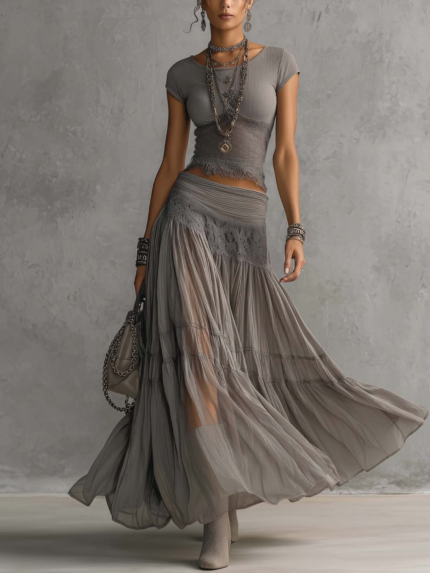Alba - Conjunto con top gris de paneles de encaje y falda larga plisada