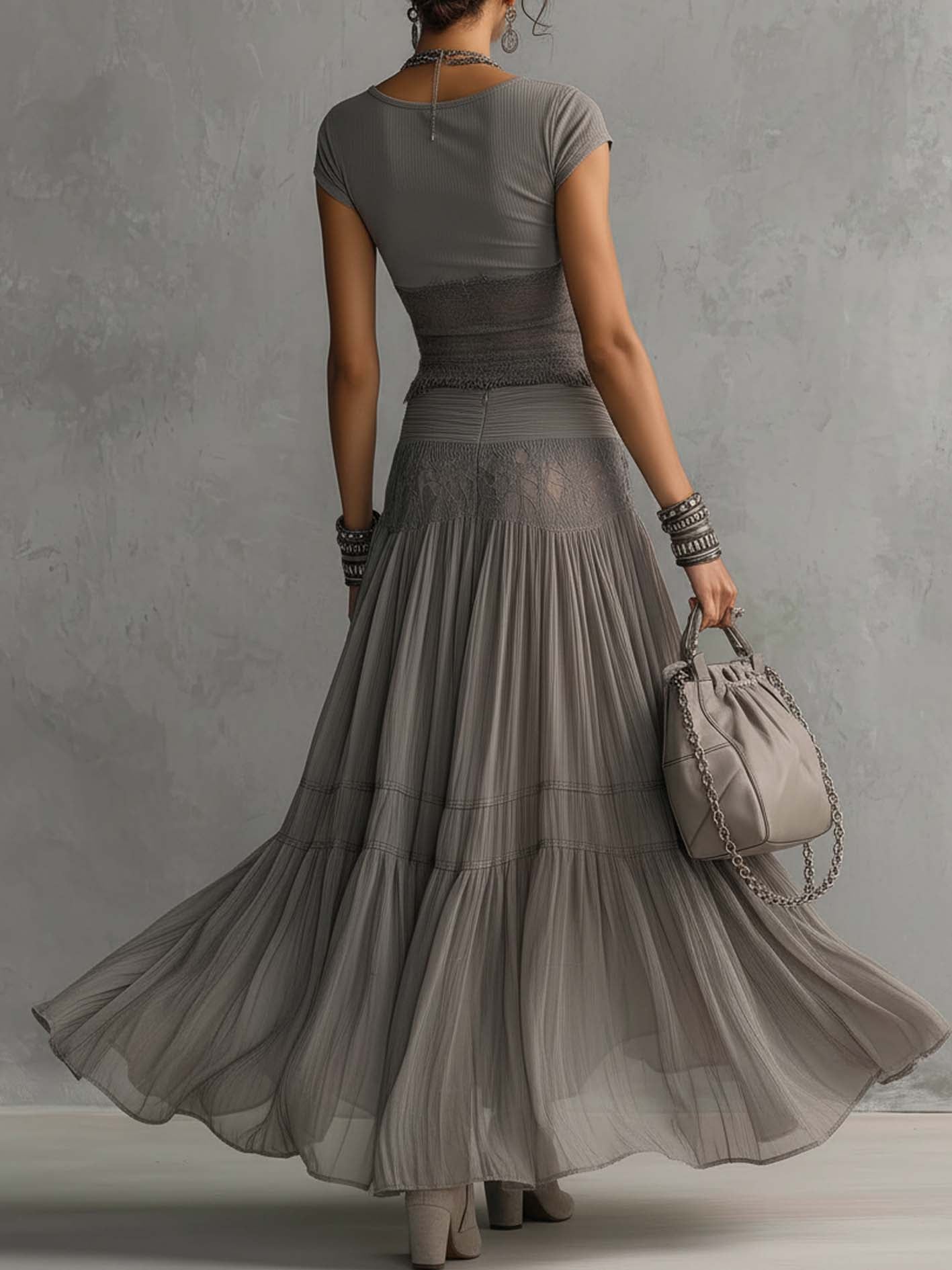 Set Top en Encaje Gris y Falda Maxi Plisada