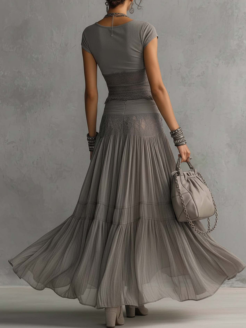 Alba - Conjunto con top gris de paneles de encaje y falda larga plisada