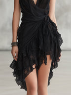 Vestido Mini en Encaje Negro con Escote Halter y Volante