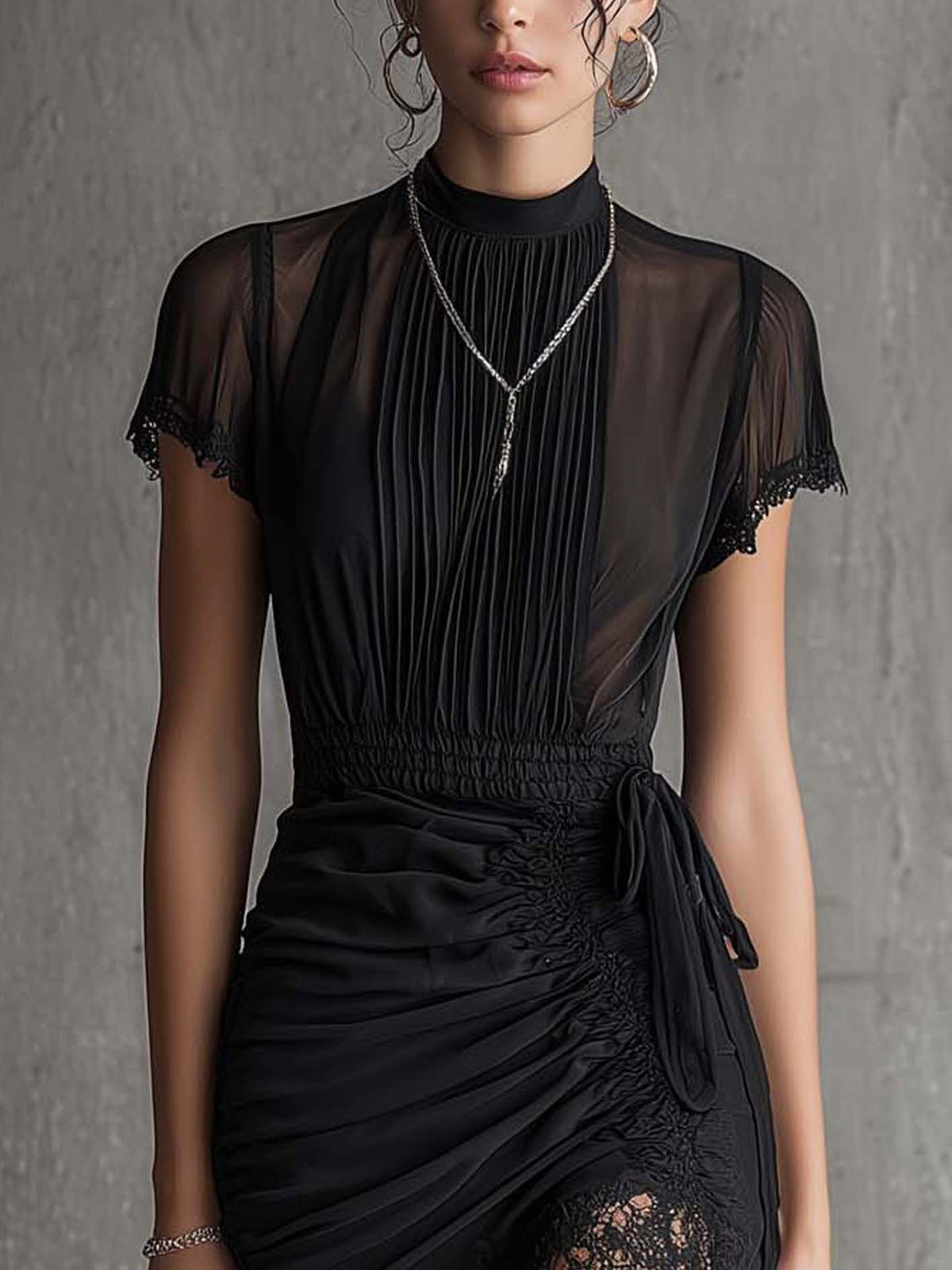 Vestido Mini en Chifón Negro con Cintura Plisada