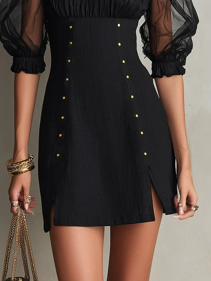 Adela Vestido Mini Negro con Escote Bardot, Mangas Abullonadas y Tachuelas