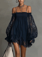 Noemi - Vestido mini de chifón azul marino con scollo a hombros descubiertos, borde de encaje y mangas transparentes